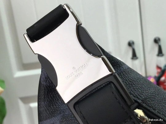 LOUIS BUMBAG DISCOVERY VUITTON 0422